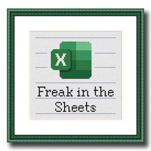 Puede incluir: Arte de punto de cruz en un marco verde. El dise&ntilde;o presenta el logotipo de Microsoft Excel en verde y blanco, encima de la frase "Freak in the Sheets" en texto negro. El fondo es una cuadr&iacute;cula gris claro.