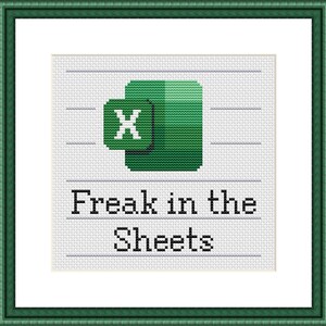 Puede incluir: Arte de punto de cruz con el logotipo de Microsoft Excel en verde y blanco, con el texto "Freak in the Sheets" debajo. La obra est&aacute; enmarcada con un borde verde.