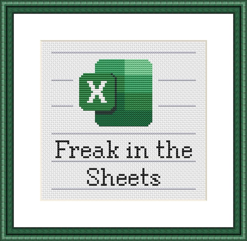 Puede incluir: Arte de punto de cruz con el logotipo de Microsoft Excel en verde y blanco, con el texto "Freak in the Sheets" debajo. La obra est&aacute; enmarcada con un borde verde.