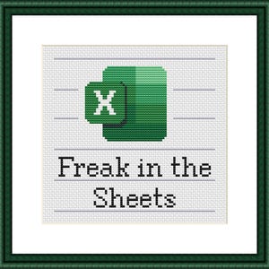 Puede incluir: Arte de punto de cruz con el logotipo verde de Microsoft Excel con una "X" blanca y la frase "Freak in the Sheets" en texto negro. La obra est&aacute; enmarcada en un marco verde oscuro.