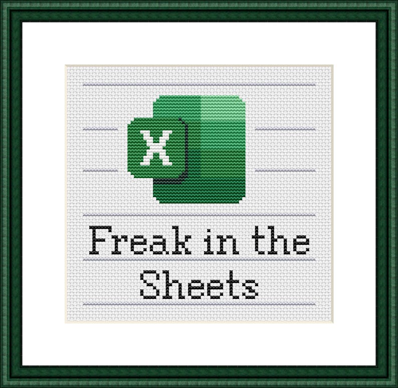 Puede incluir: Arte de punto de cruz con el logotipo verde de Microsoft Excel con una "X" blanca y la frase "Freak in the Sheets" en texto negro. La obra est&aacute; enmarcada en un marco verde oscuro.