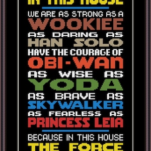 Könnte beinhalten: Ein Schwarzweißbild mit gelbem, rotem, grünem und blauem Text, der lautet: "In diesem Haus sind wir so stark wie ein Wookiee, so wagemutig wie Han Solo, haben den Mut von Obi-Wan, so weise wie Yoda, so mutig wie Skywalker, so furchtlos wie Prinzessin Leia, denn in diesem Haus ist die Macht stark mit uns."