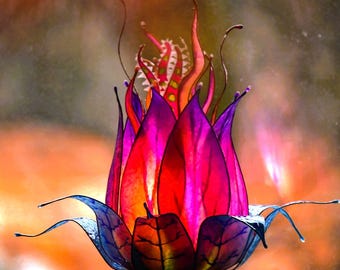 紫、フクシア、青の魔法の花のテーブルランプ。手作りで樹脂に手描きされています。