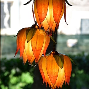 3-light pendant lamp in the shape of a flower made of resin: romantic floral atmosphere