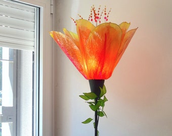 Lampada a stelo a forma di fiore fantastico tulipano arancio, paralume in resina dipinto a mano, pezzo unico artigianale