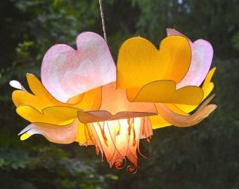 Lampa wisząca z żywicy w kolorze żółtym i brzoskwiniowo-różowym, z dekoracją kwiatową