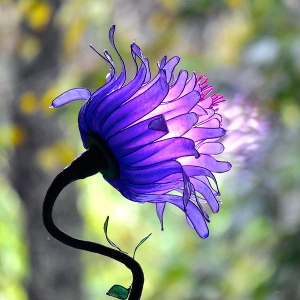 table lamp in the shape of a fantastic purple flower, luminous decoration handmade and painted in resin, unique piece of lighting
