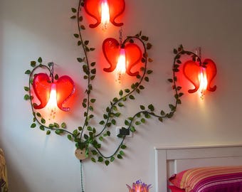 Lámpara de pared roja con flores de corazones sangrantes, decoración de pared hecha a mano.