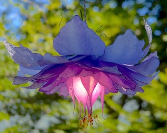 Fantastischer, vom Wind bewegter Blumenkronleuchter, AUF BESTELLUNG ANGEFERTIGT, Aufhängung mit 56 handgefertigten und bemalten Blütenblättern, märchenhafte Wohnbeleuchtung