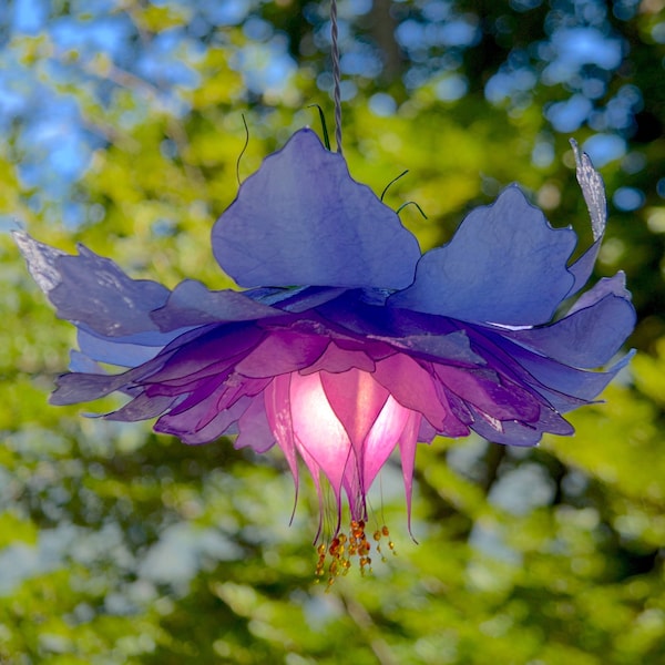 Fantastischer, vom Wind bewegter Blumenkronleuchter, AUF BESTELLUNG ANGEFERTIGT, Aufhängung mit 56 handgefertigten und bemalten Blütenblättern, märchenhafte Wohnbeleuchtung