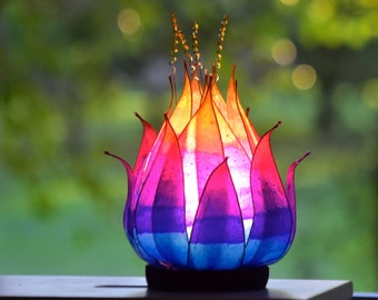 pieza única lámpara de mesa flor de hadas, lámpara hecha y pintada a mano en resina, luz con tonos de colores del arco iris