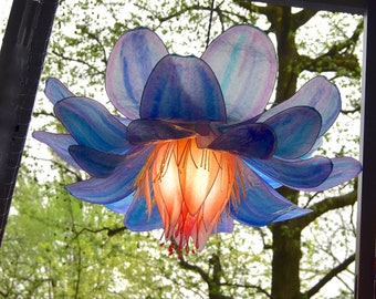 Chandelier in the shape of a fantastic flower moved by the wind, suspension lamp in blue and coral resin, lampshade made and painted by hand