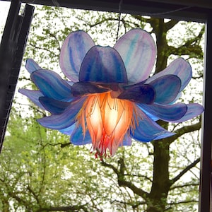 Chandelier in the shape of a fantastic flower moved by the wind, suspension lamp in blue and coral resin, lampshade made and painted by hand