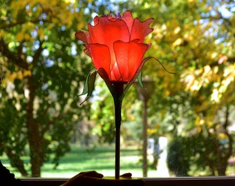 Fantástica lámpara de mesa de flores de color rojo, naranja y verde, lámpara decorativa de resina hecha a mano y pintada, decoración de cabaña de cuento de hadas