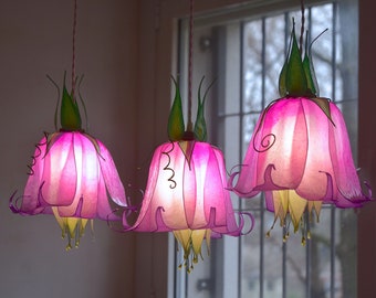 3-light flower-shaped suspension lamp, pink fairytale chandelier with 3 hanging flowers, lighting handmade and painted in resin