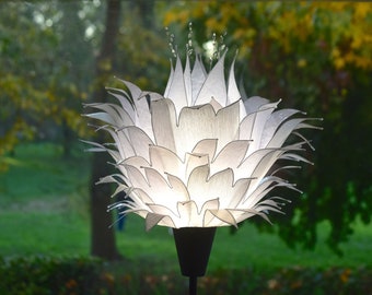 Lampada a stelo fiordaliso bianco, luce di atmosfera a forma di fiore in resina, lampada romantica per ambiente elegante moderno