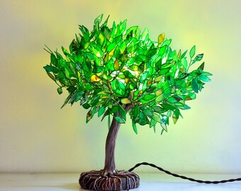 Lamp in de vorm van een groene boom, bewogen door de wind, lichtgevende bonsai in handgemaakte hars, verlichting en reproductie van de natuur in huis