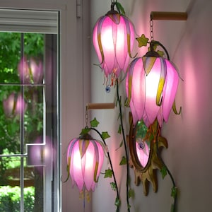 3-flammige Wandleuchte mit leuchtenden, kletternden rosa Blütenknospen,