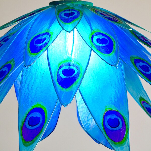 Lustre Paon réalisé et peint à la main, lampe à suspension bleue en résine, abat-jour éclairant avec plumes bleues