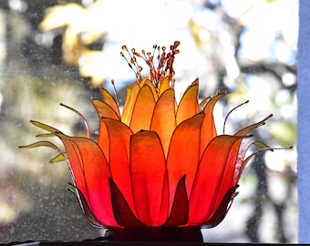 Lámpara de mesa flor de loto naranja y rosa en resina, una pieza única hecha a mano.