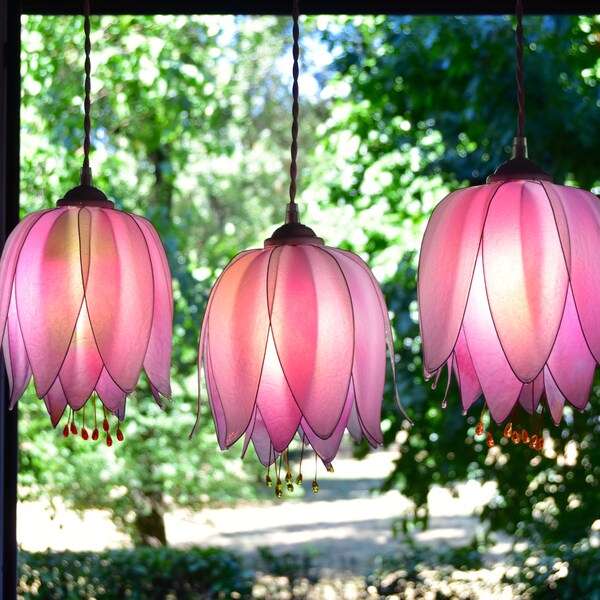 lampes suspendues 3 lumières FAITES SUR COMMANDE, lustre en forme de fleurs en résine, éclairage pour un environnement romantique, pièce enchantée