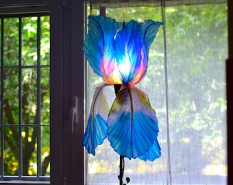 青いアイリスの花の形をした手描きの樹脂製フロアランプ