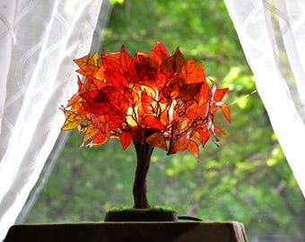 樹脂で作られ、手描きされた秋の木のランプ