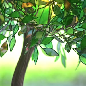 Lampada a forma di albero verde mosso dal vento, bonsai luminoso in resina fatto a mano, illuminazione e riproduzione di natura in casa immagine 3