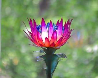 Lámpara de mesa en forma de flor de protea rey estilizada, lámpara decorativa de resina hecha a mano y pintada, decoración de cabaña de cuento de hadas