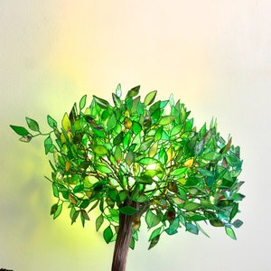 Lampada a forma di albero verde mosso dal vento, bonsai luminoso in resina fatto a mano, illuminazione e riproduzione di natura in casa immagine 4