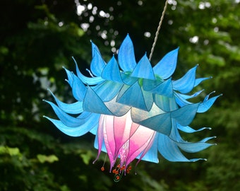 ペンダントランプ：青とピンクの樹脂の花、一点もの、手作り、手描き