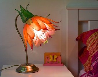 Table or desk lamp made and painted by hand, orange and pink flower-shaped lamp, fairy-tale lighting, unique piece in resin