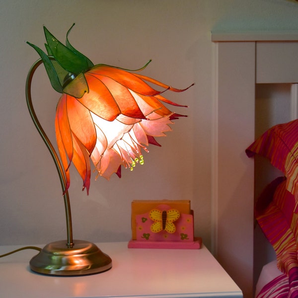 Lampada da tavolo o scrivania arancione rosa, lampada fiabesca a forma di fiore in resina, luce comodino pezzo unico fatto e dipinto a mano