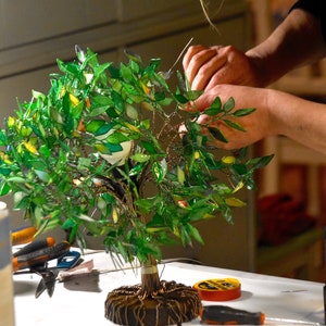 Lampada a forma di albero verde mosso dal vento, bonsai luminoso in resina fatto a mano, illuminazione e riproduzione di natura in casa immagine 6