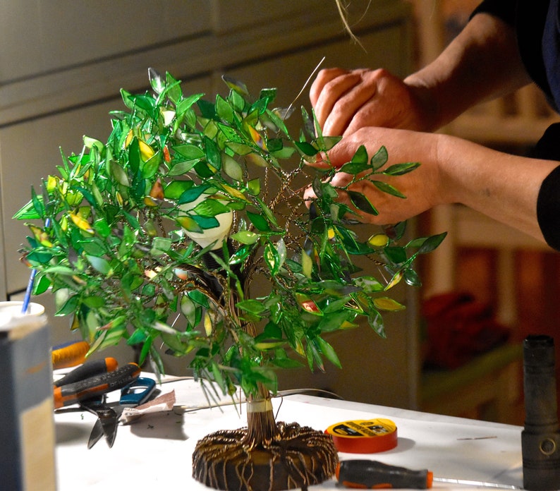 Lampada a forma di albero verde mosso dal vento, bonsai luminoso in resina fatto a mano, illuminazione e riproduzione di natura in casa immagine 6