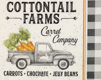 Puede incluir: Una camioneta vintage con una silueta de conejo blanco en el lateral, transportando un montón de zanahorias naranjas. La camioneta está sobre un fondo blanco con un patrón de cuadros blanco y negro. El texto "COTTONTAIL FARMS Carrot Company" está por encima de la camioneta y "CARROTS CHOCOLATE JELLY BEANS" está por debajo de la camioneta.