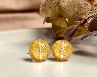 Ochre stud earrings with real leaf, Mini stud earrings, Round botanical earrings, Leaf earrings, Small earrings with fall leaves