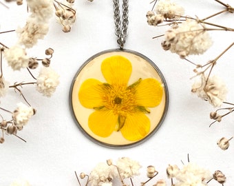 Pressed flower necklace, Buttercup necklace, Yellow flower necklace, Real buttercup in resin jewelry, Summer vibe, Sunshine necklace, Hippie