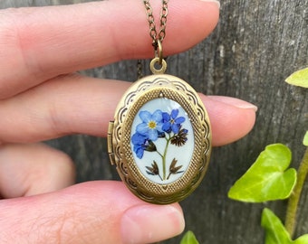 Photo locket with forget me not, Real flowers medallion, Memory present, Natural flowers jewelry Remembrance gift Nostalgic necklace Vintage