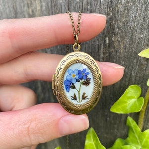 Photo locket with forget me not, Real flowers medallion, Memory present, Natural flowers jewelry Remembrance gift Nostalgic necklace Vintage afbeelding 1