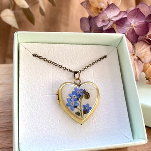Heart photo locket with real forget me not, Blue flowers necklace, Gift for mom, Photo box, Personalized photo locket, Brass locket afbeelding 2