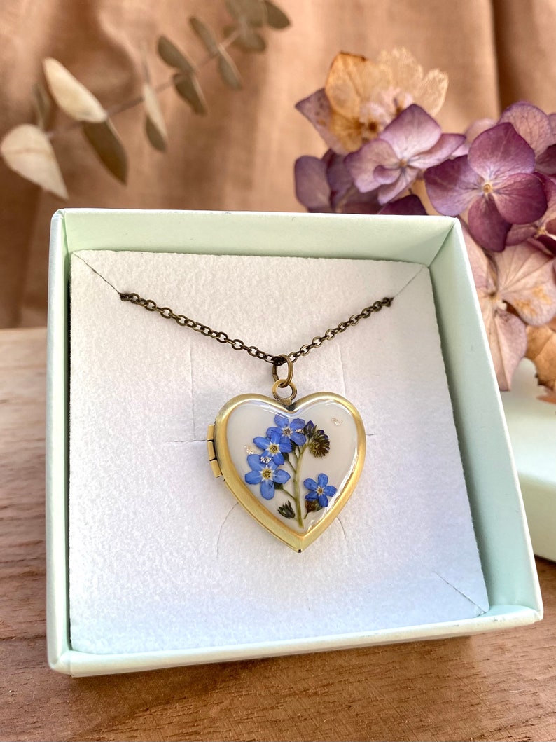 Heart photo locket with real forget me not, Blue flowers necklace, Gift for mom, Photo box, Personalized photo locket, Brass locket afbeelding 2