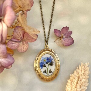 Photo locket with forget me not, Real flowers medallion, Memory present, Natural flowers jewelry Remembrance gift Nostalgic necklace Vintage afbeelding 5