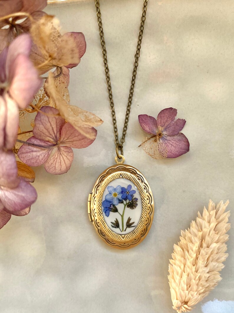 Photo locket with forget me not, Real flowers medallion, Memory present, Natural flowers jewelry Remembrance gift Nostalgic necklace Vintage zdjęcie 5