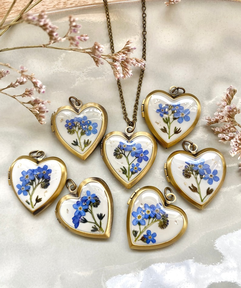 Heart photo locket with real forget me not, Blue flowers necklace, Gift for mom, Photo box, Personalized photo locket, Brass locket afbeelding 4