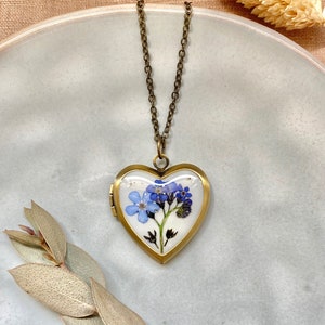 Heart photo locket with real forget me not, Blue flowers necklace, Gift for mom, Photo box, Personalized photo locket, Brass locket afbeelding 5