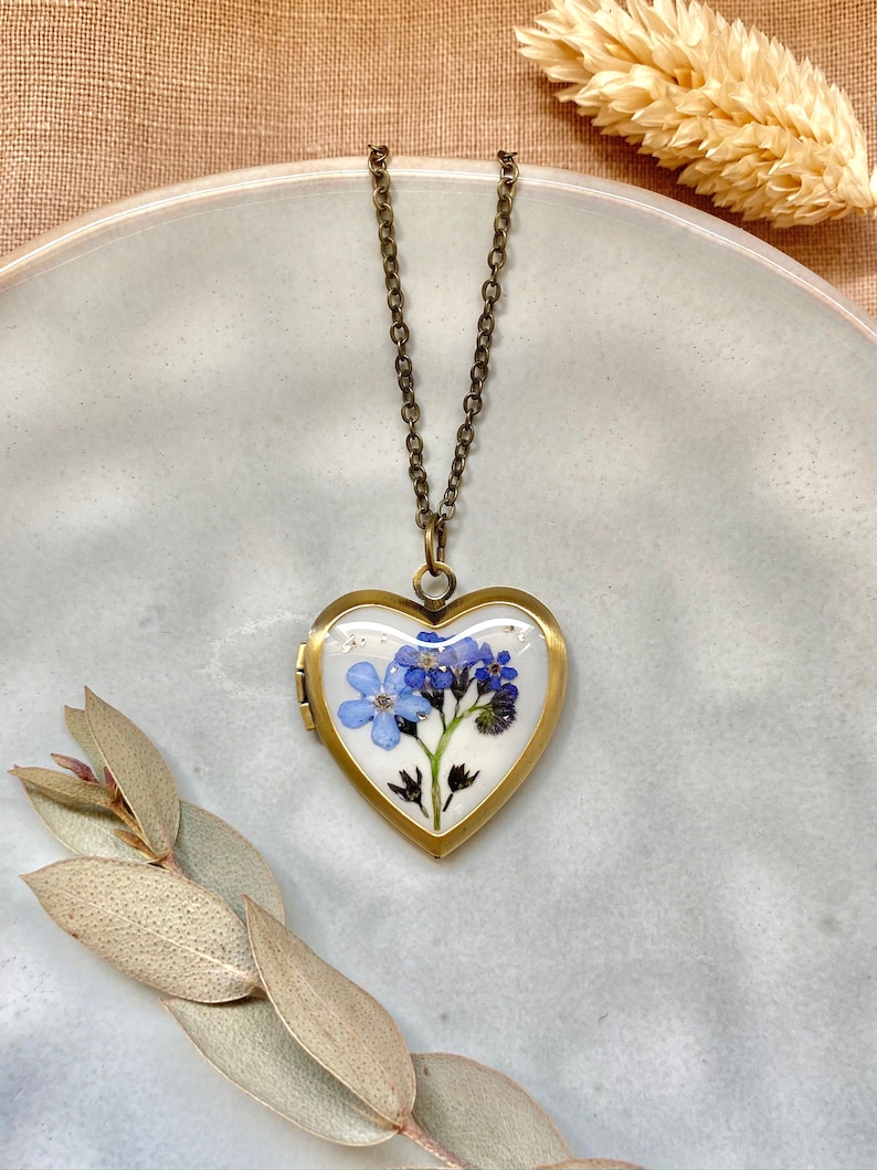 Heart photo locket with real forget me not, Blue flowers necklace, Gift for mom, Photo box, Personalized photo locket, Brass locket afbeelding 5