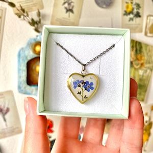Heart photo locket with real forget me not, Blue flowers necklace, Gift for mom, Photo box, Personalized photo locket, Brass locket afbeelding 7