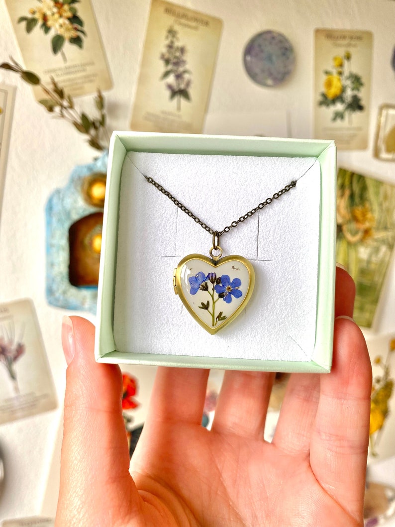 Heart photo locket with real forget me not, Blue flowers necklace, Gift for mom, Photo box, Personalized photo locket, Brass locket afbeelding 7