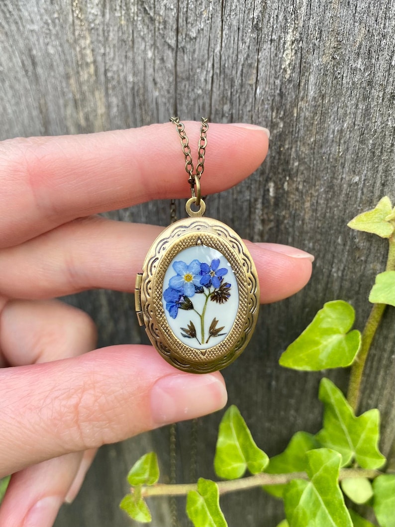 Photo locket with forget me not, Real flowers medallion, Memory present, Natural flowers jewelry Remembrance gift Nostalgic necklace Vintage afbeelding 1